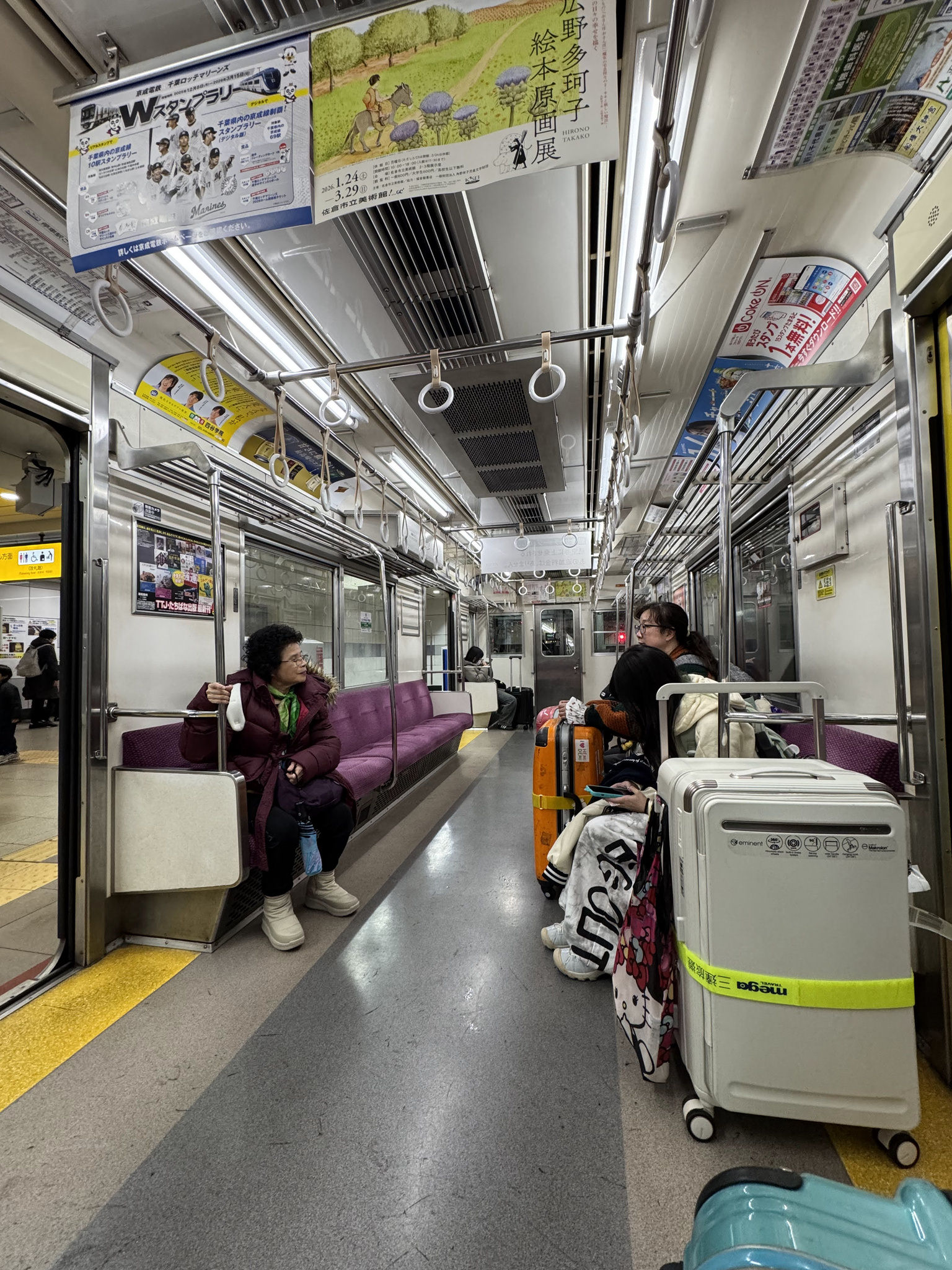 從成田機場前往成田市區的電車車廂