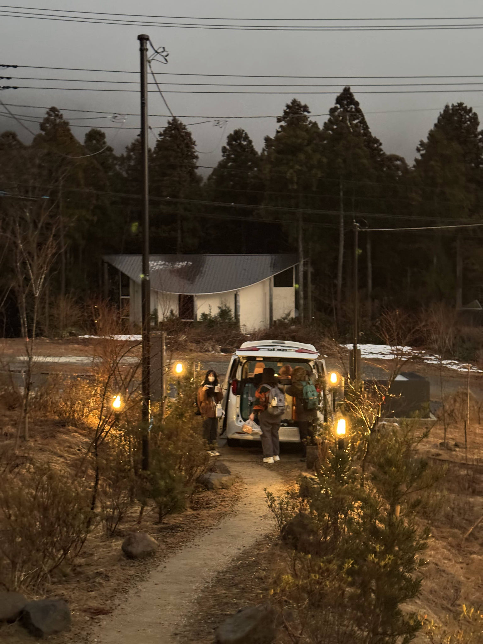 夜色中的木屋入口與庭院