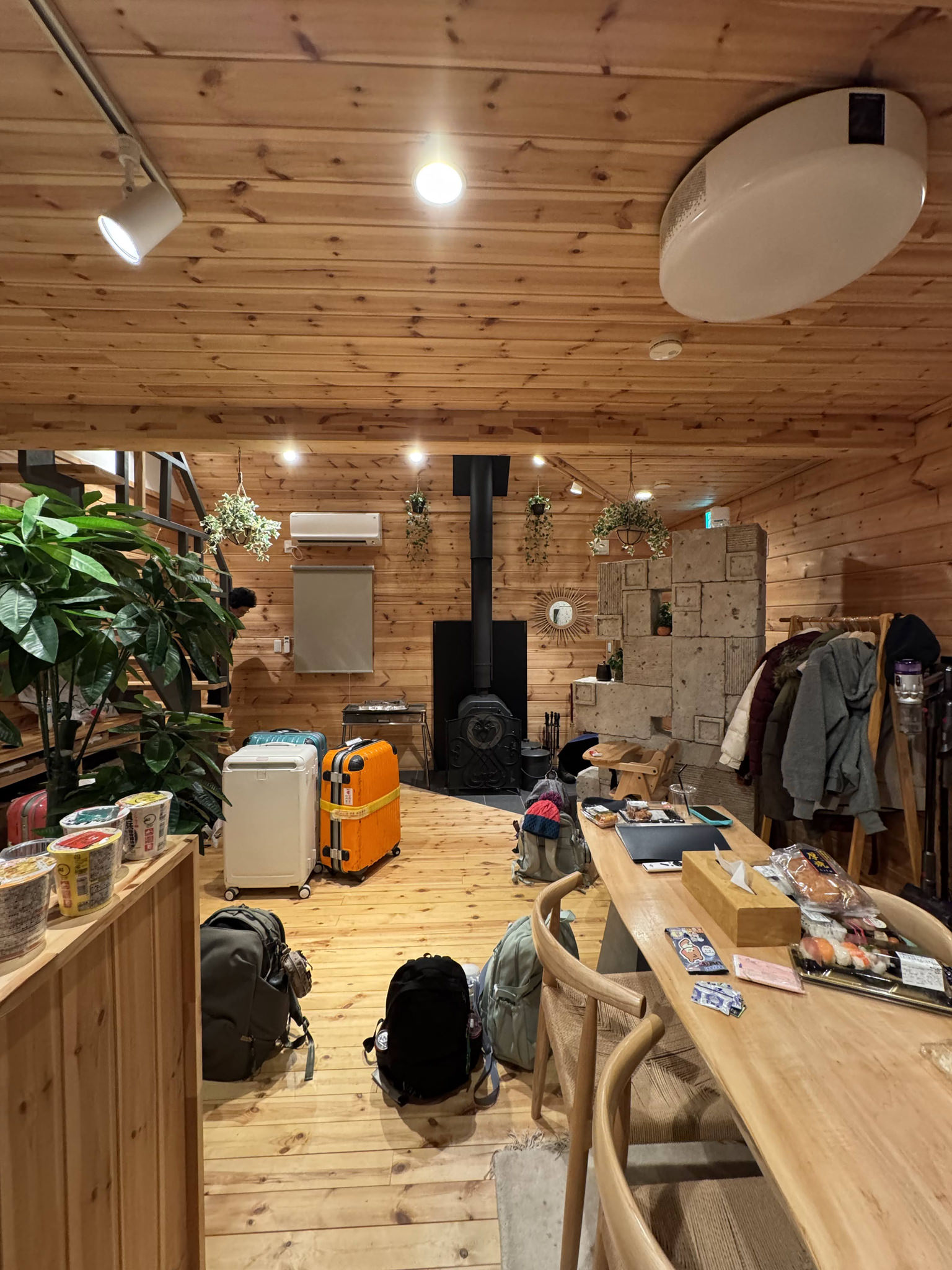 木屋室內客廳與木質牆面