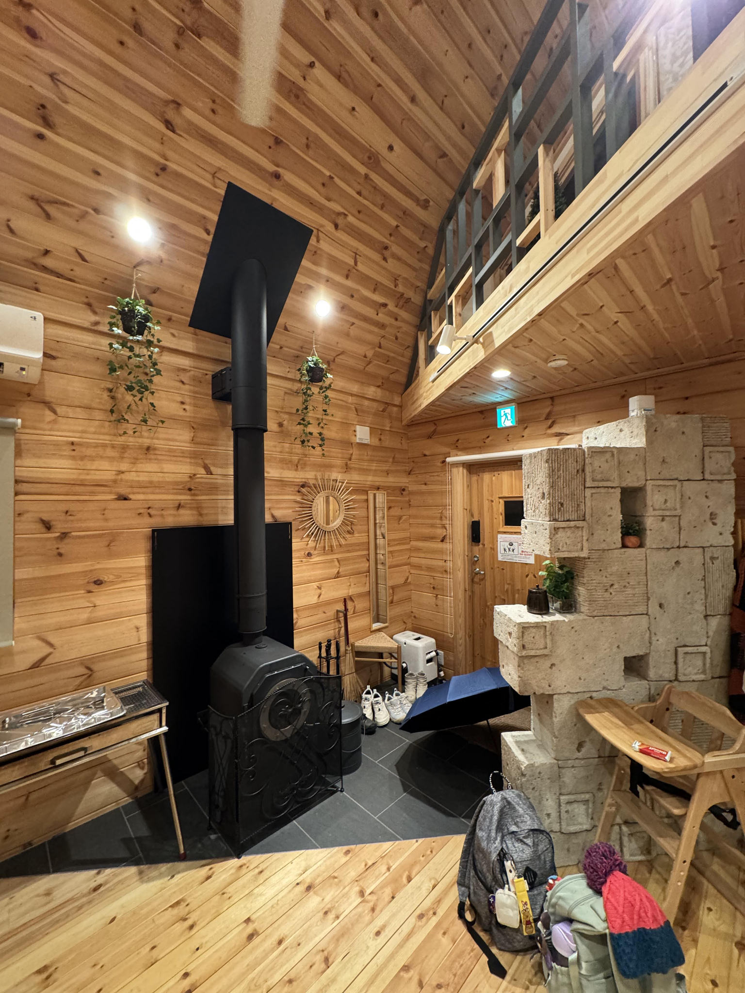 木屋室內與暖爐