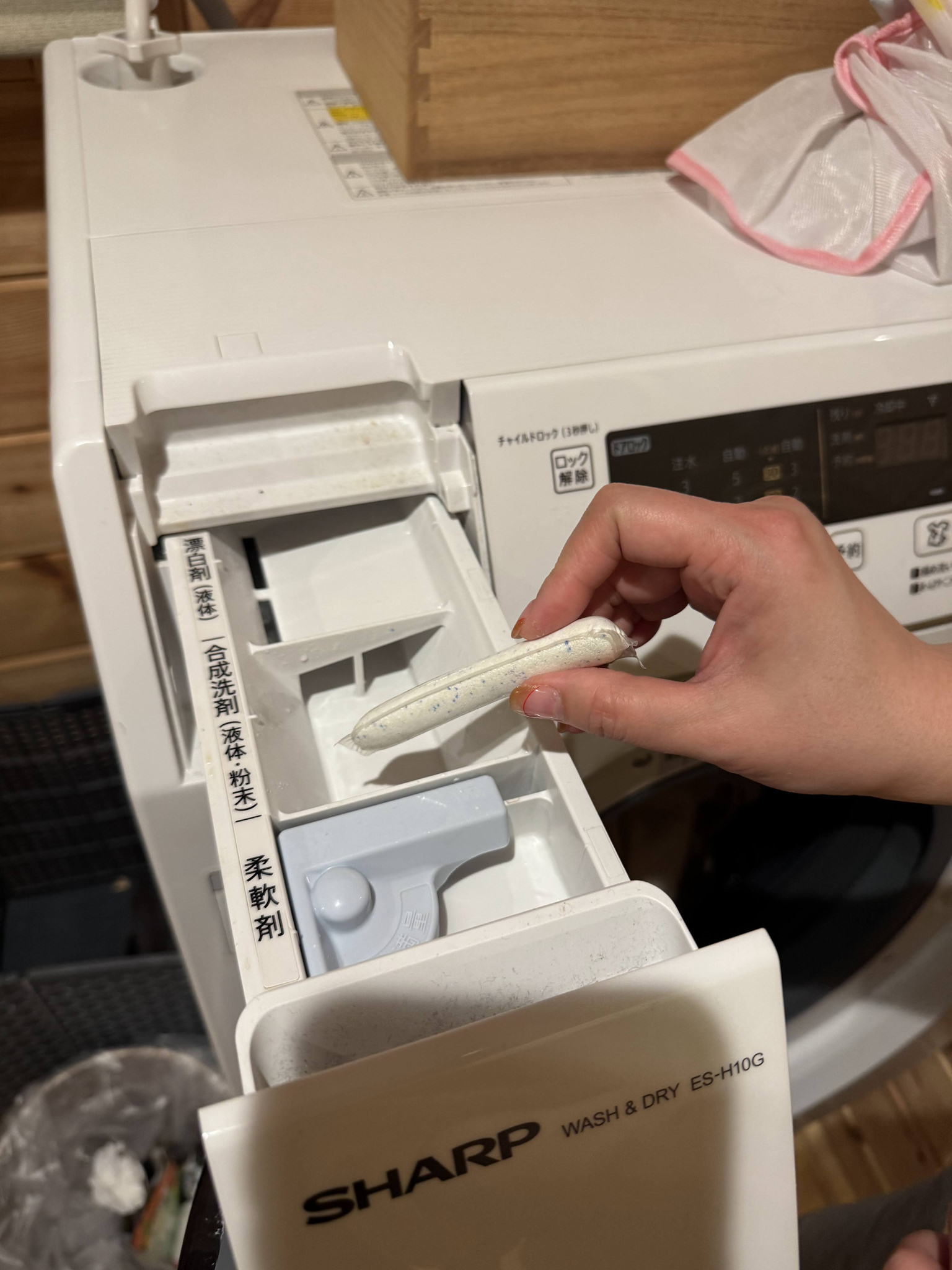木屋內操作洗衣設備