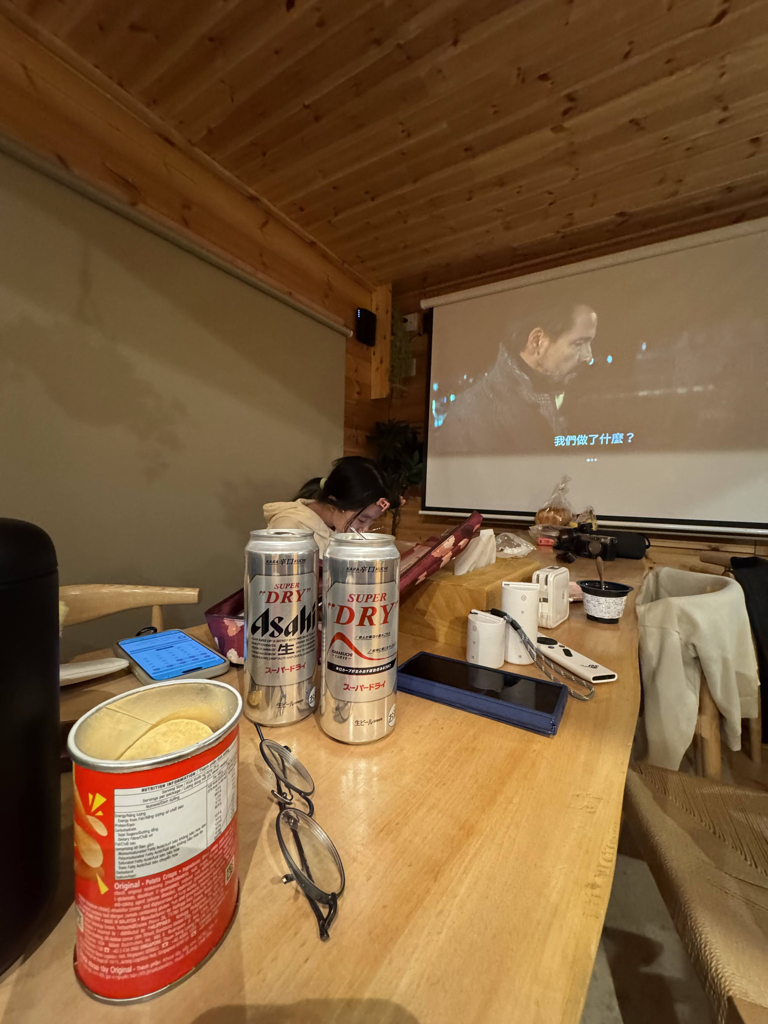 木屋桌上的食物與飲品