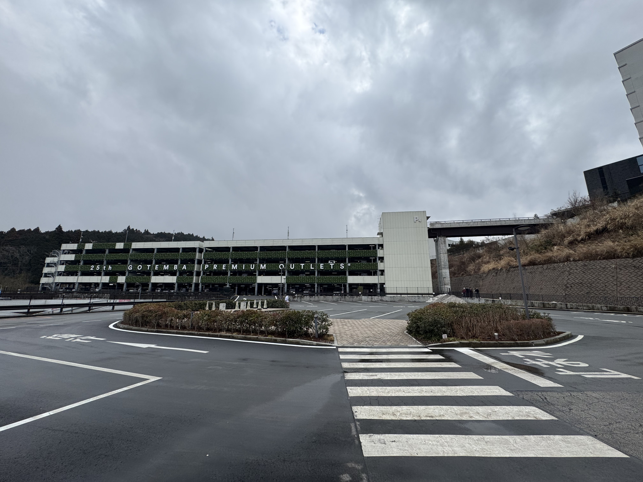 御殿場 Outlet 停車場與多雲天空