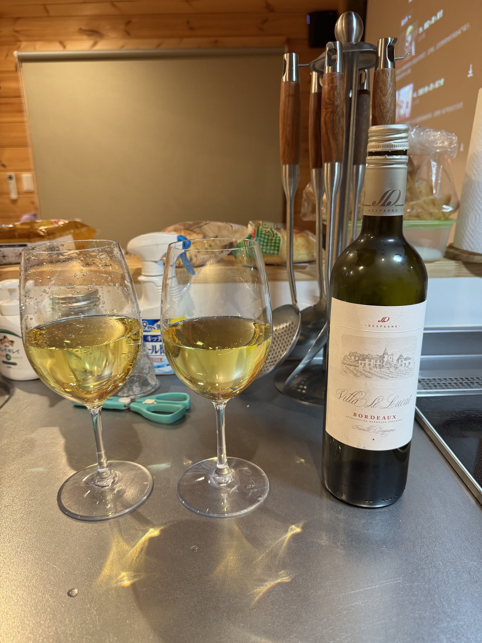 木屋桌上的白酒與酒杯