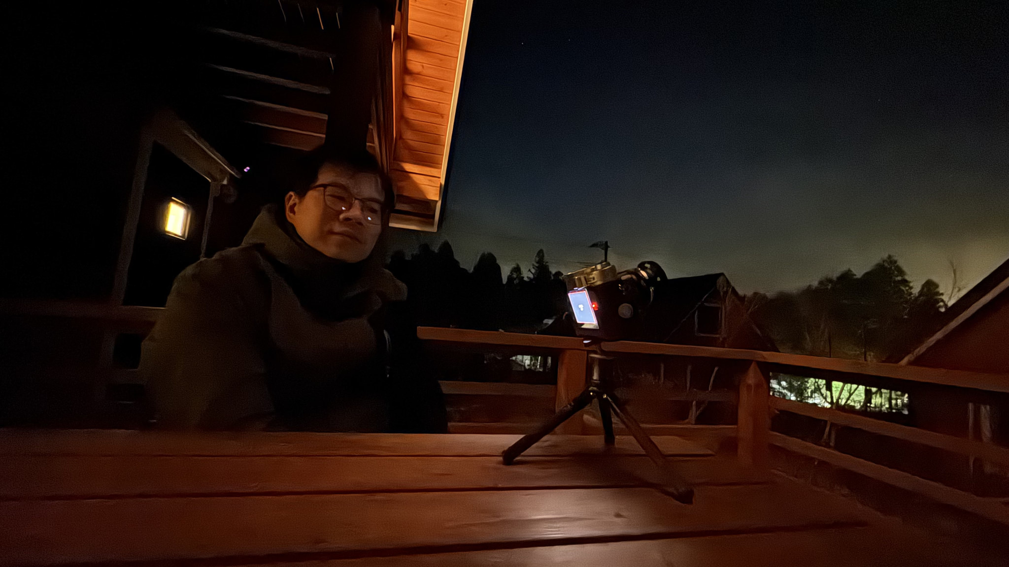 木屋陽台上拍攝星空的夜晚
