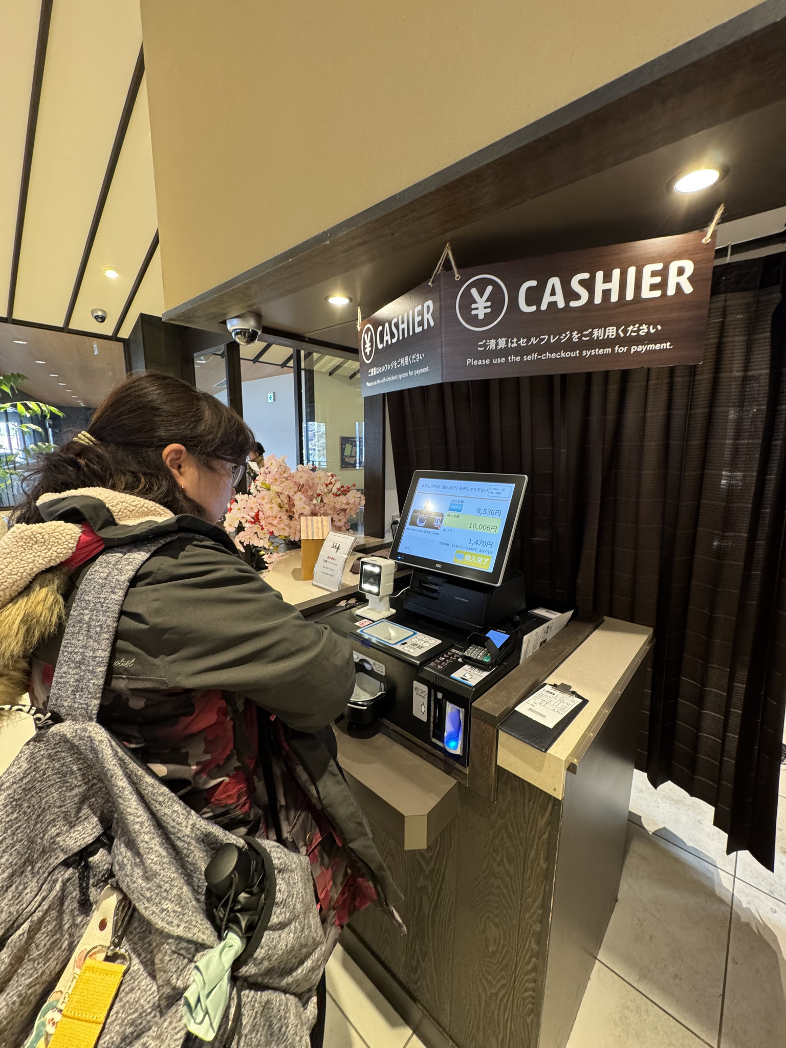 湖紋用餐時的自助結帳機台