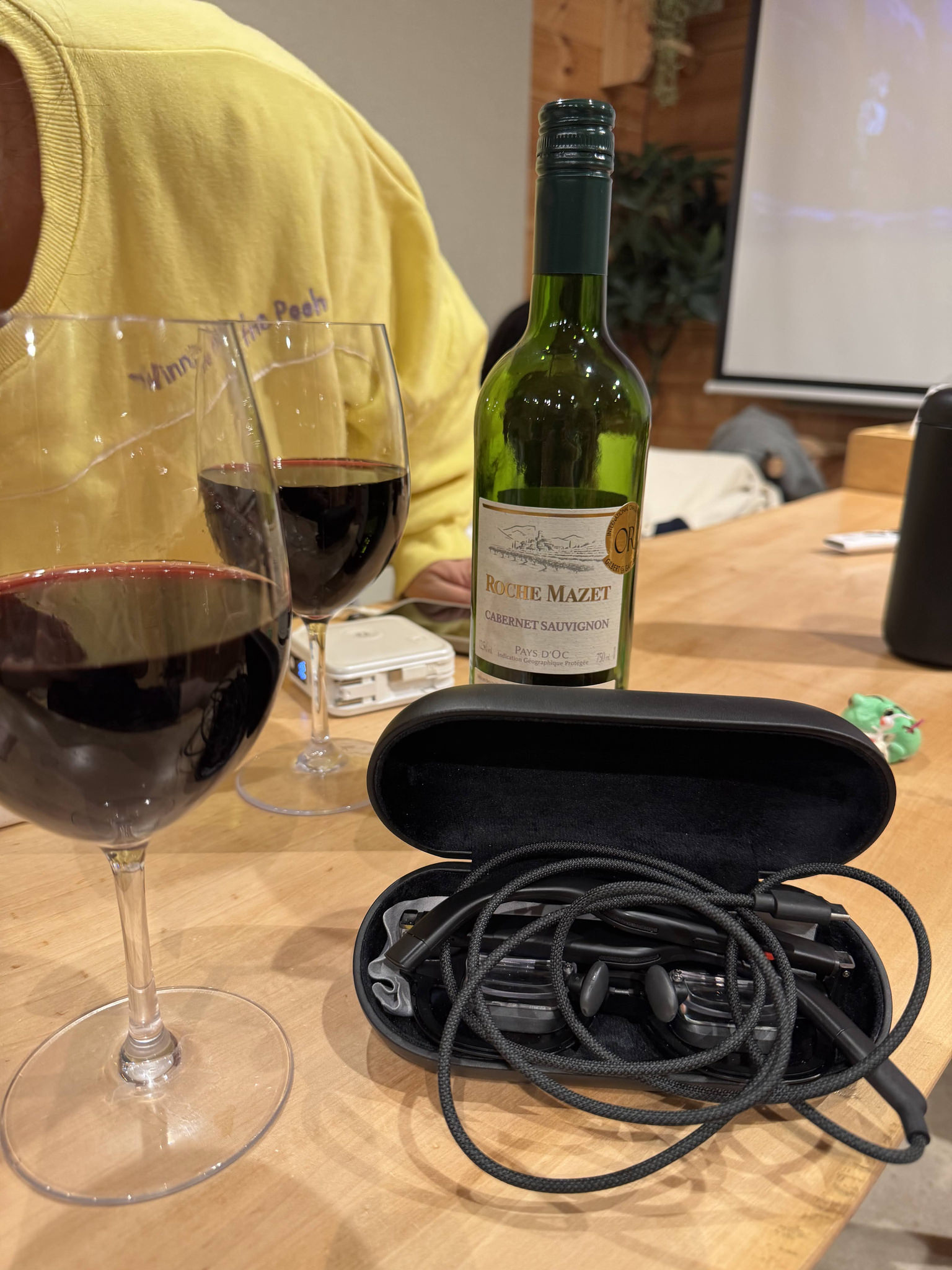 紅酒與夜晚桌面