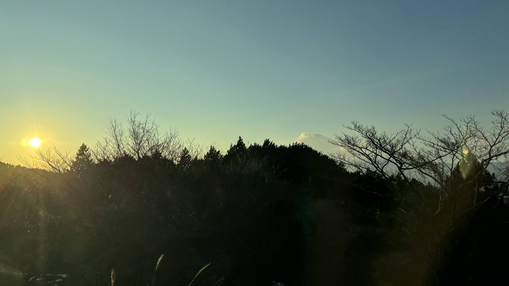 傍晚山景與車窗夕光