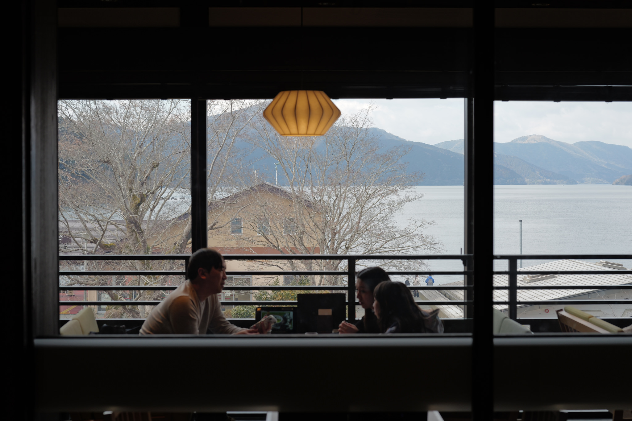 餐廳窗景與湖面