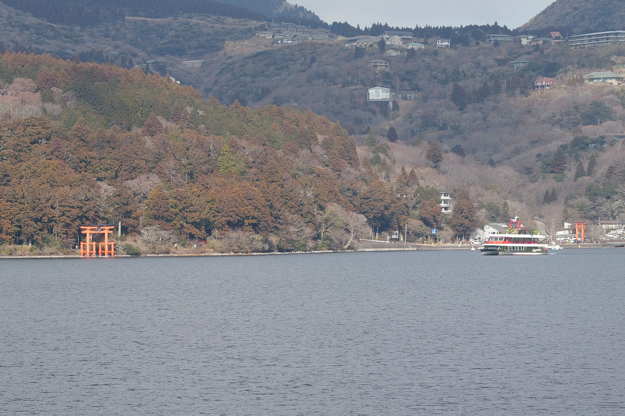 湖面與箱根神社鳥居遠景