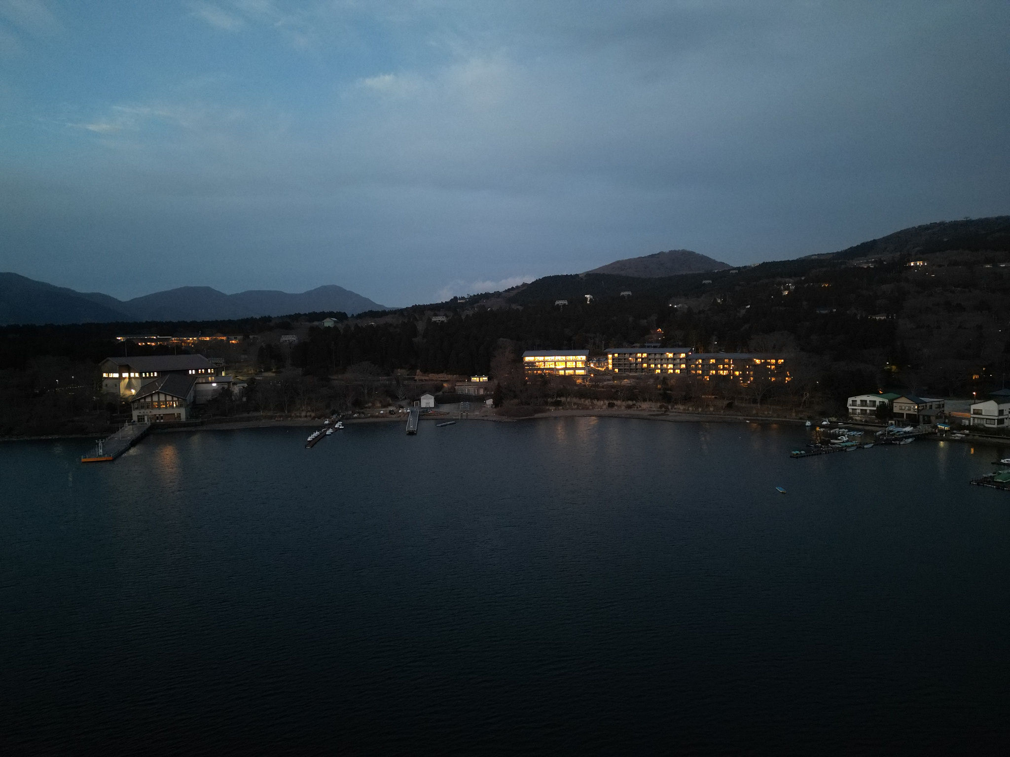 夜色中的湖邊聚落空拍