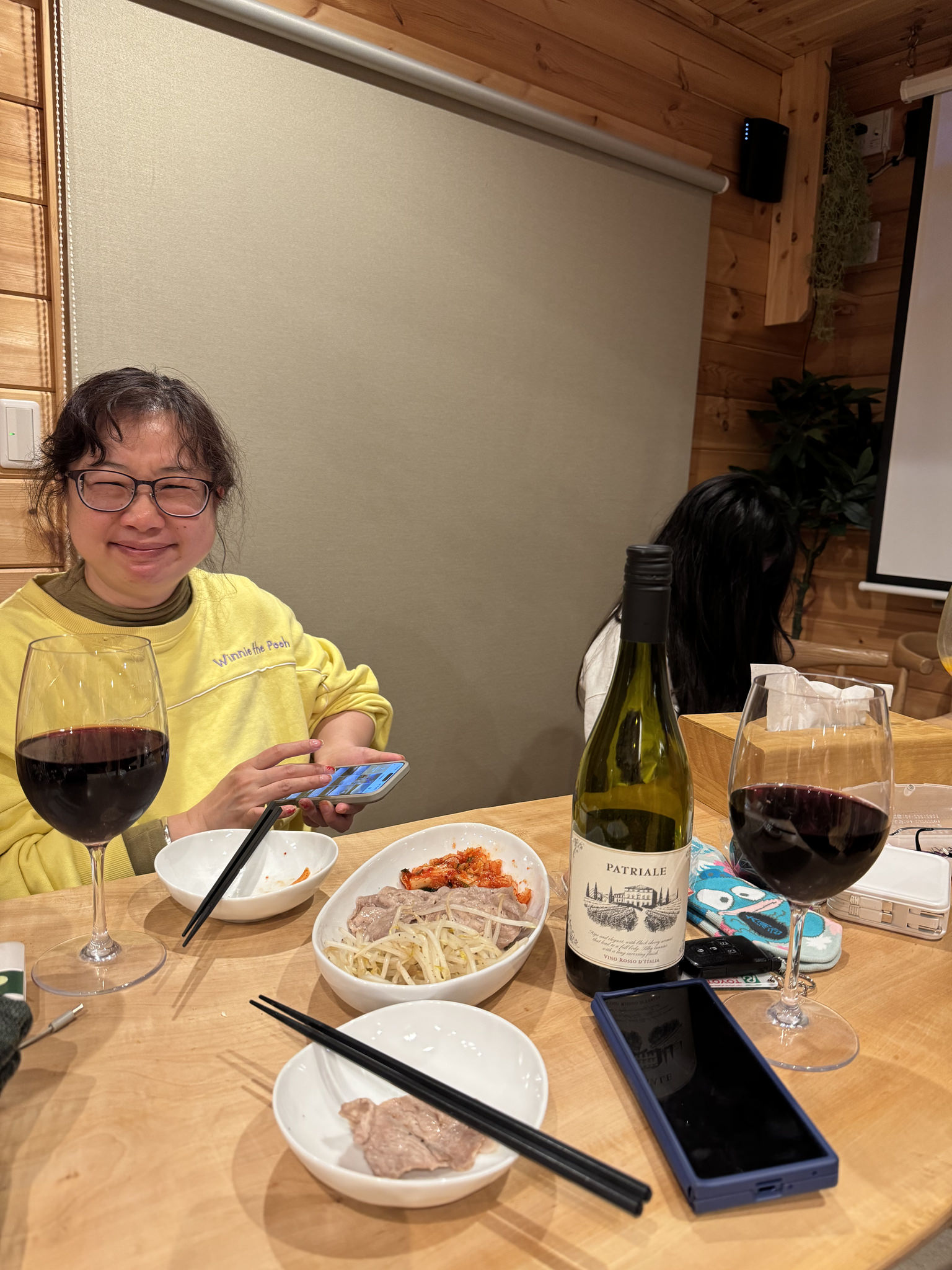 木屋晚餐桌、小酒與打包前的夜晚