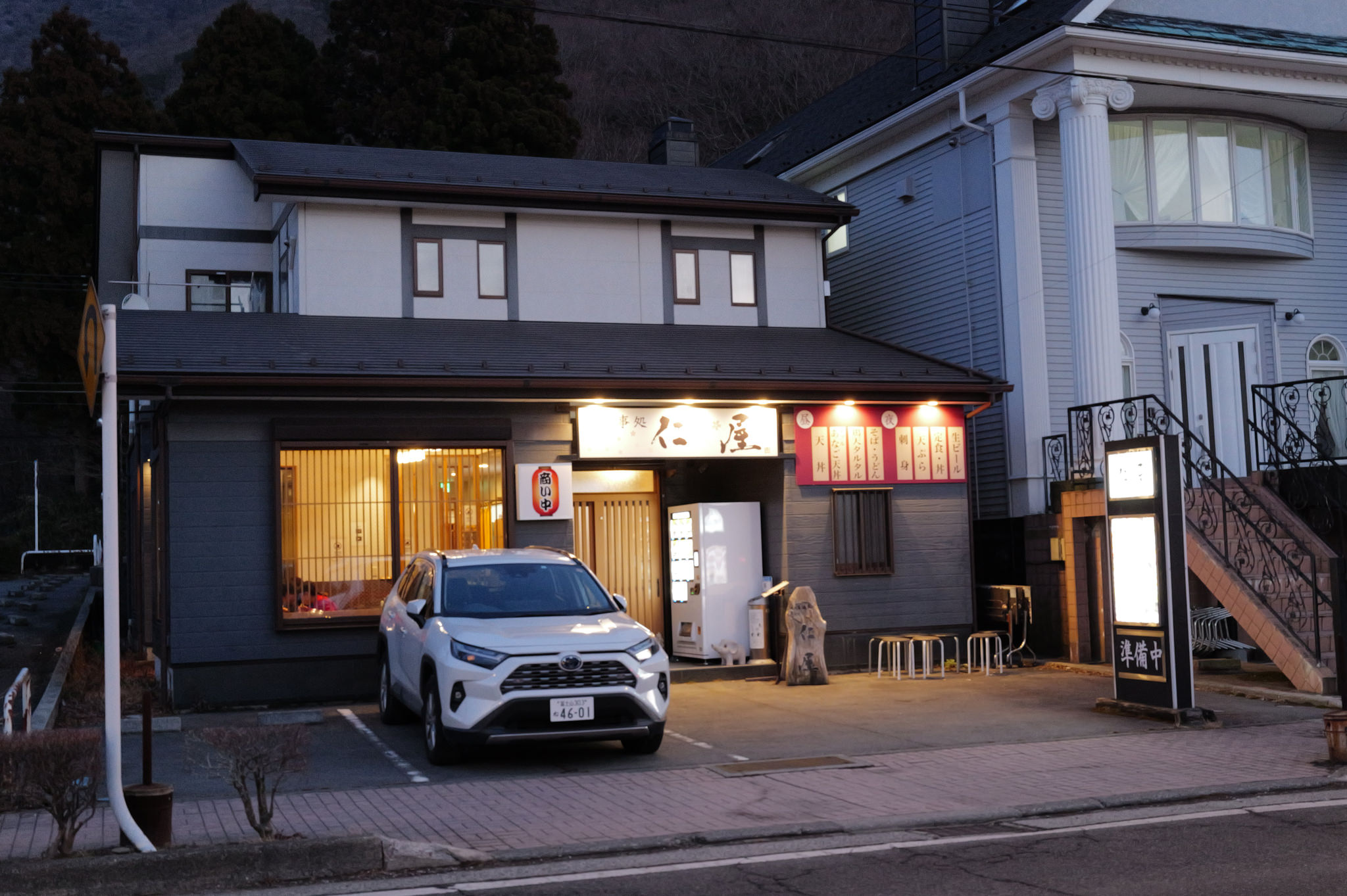 夜晚店面外觀