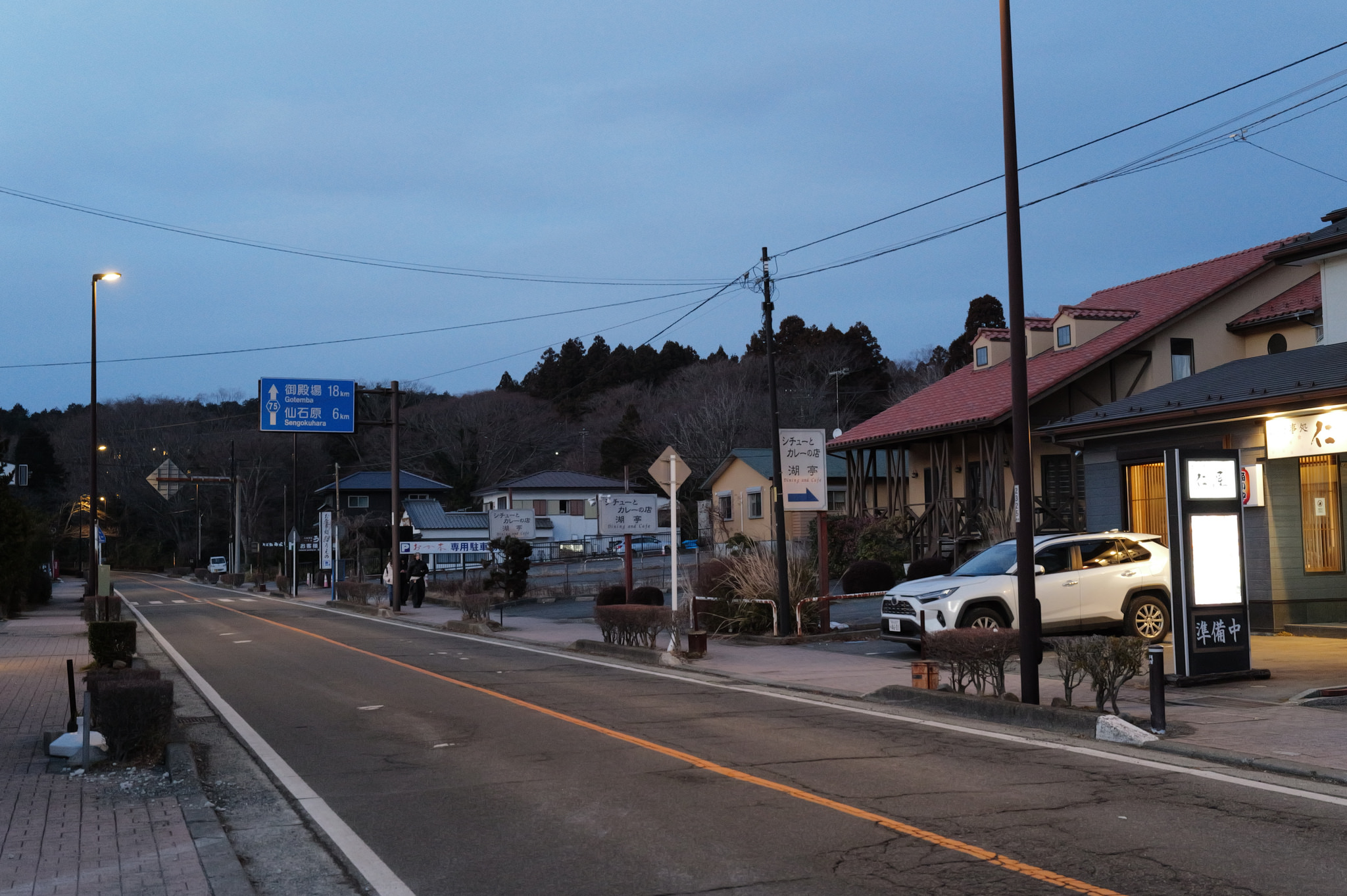 傍晚道路與店面