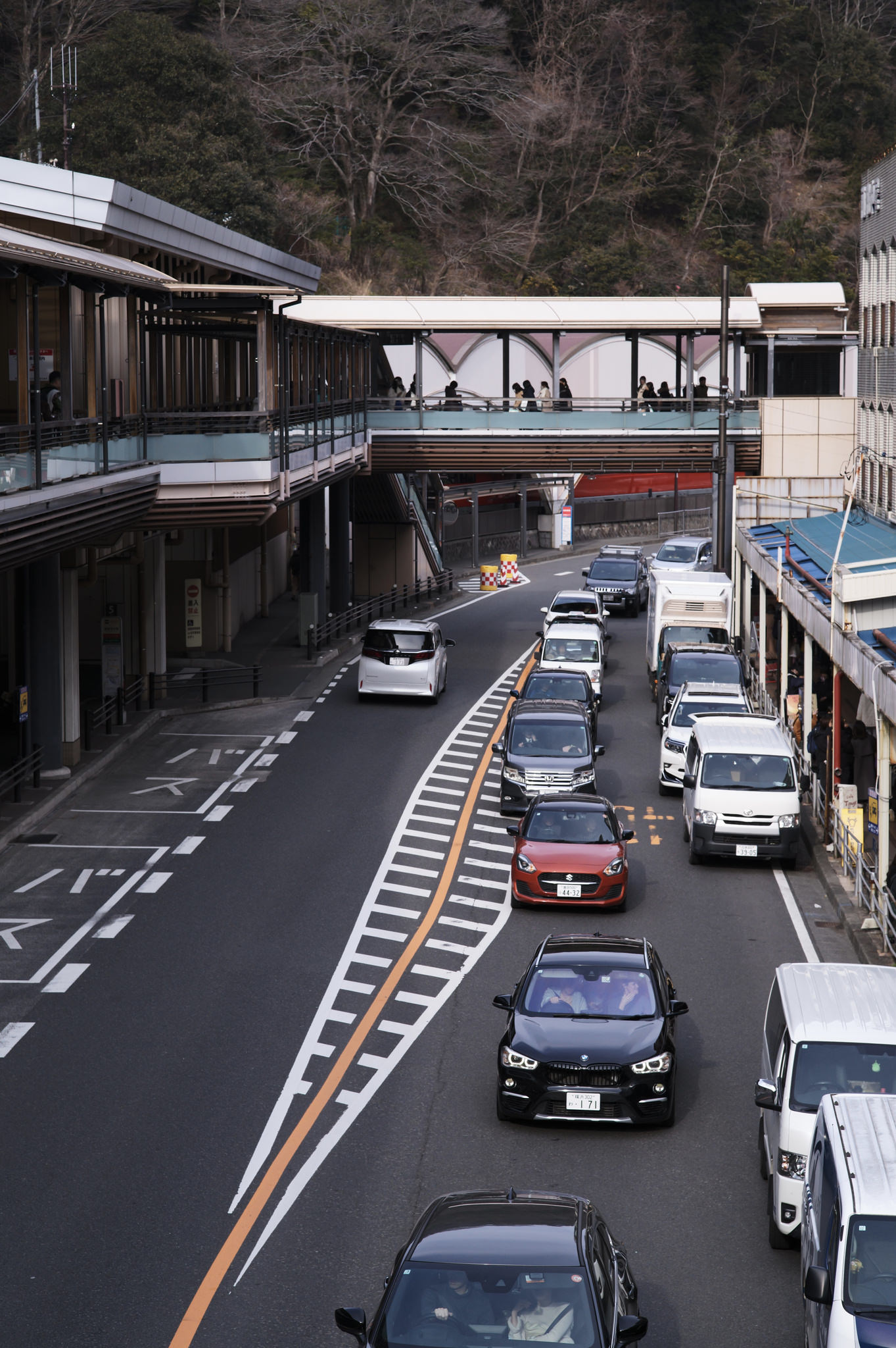 箱根湯本商店街車流與街景