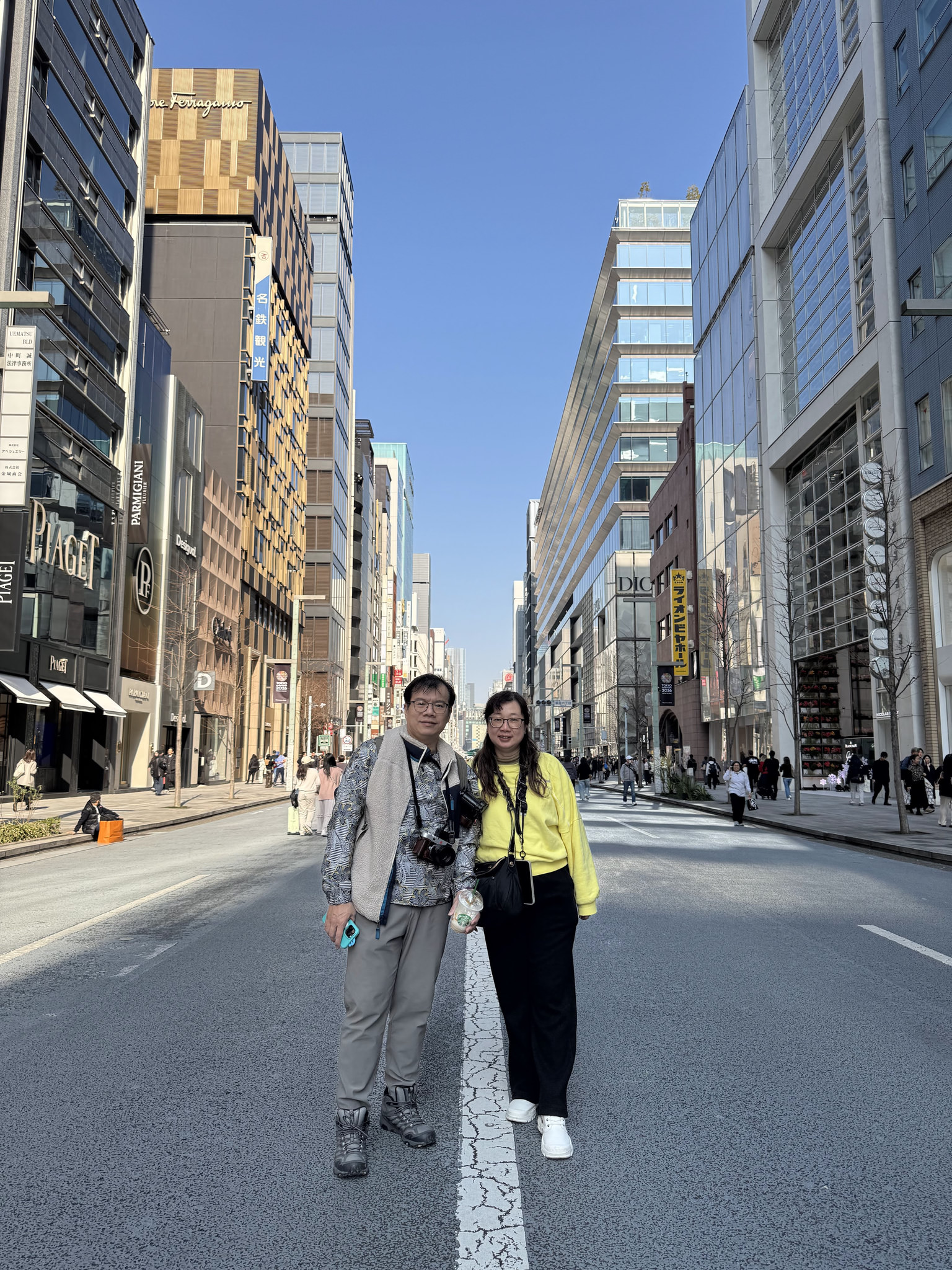 銀座中央通人物合照