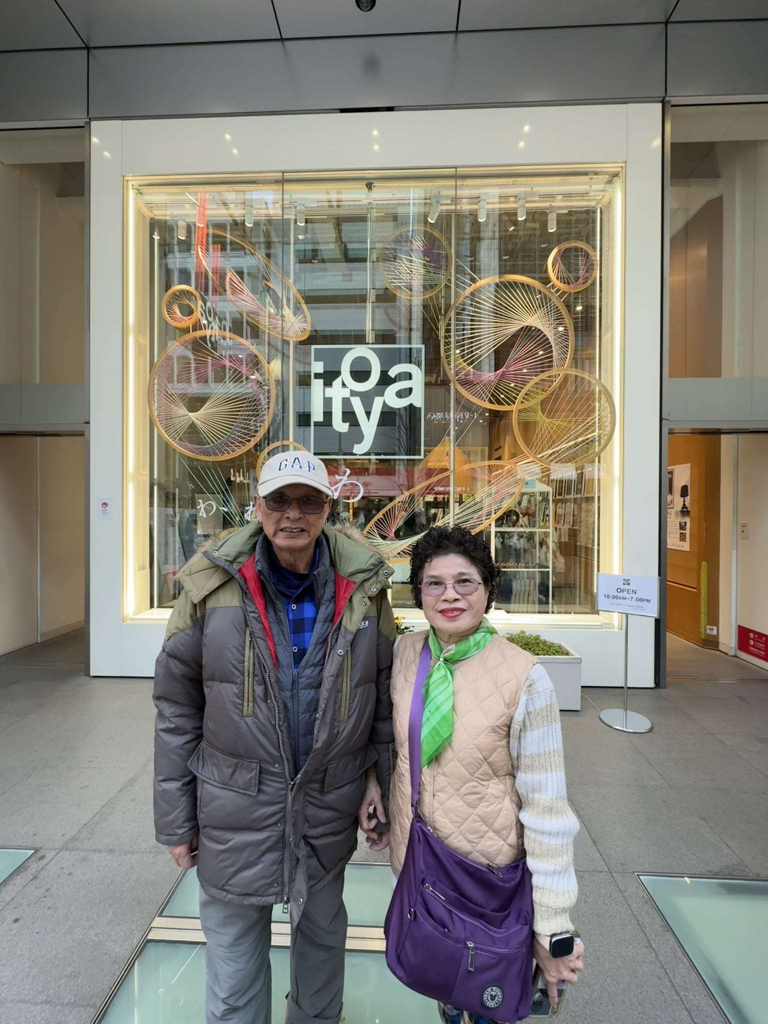 Toya 店前合照