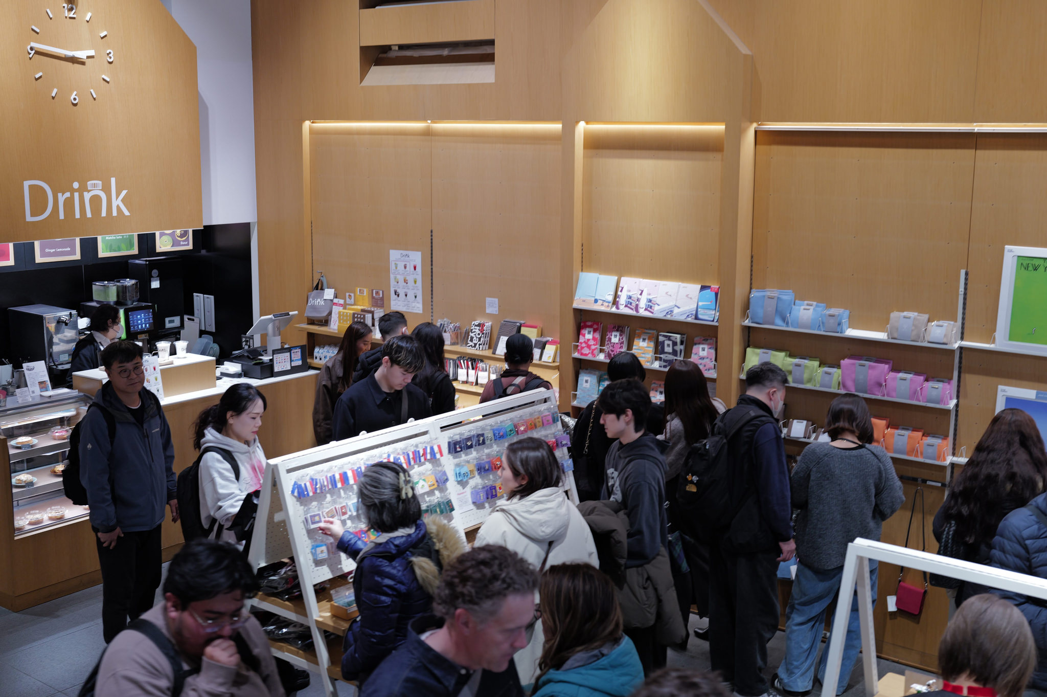 銀座伊東屋店內人潮