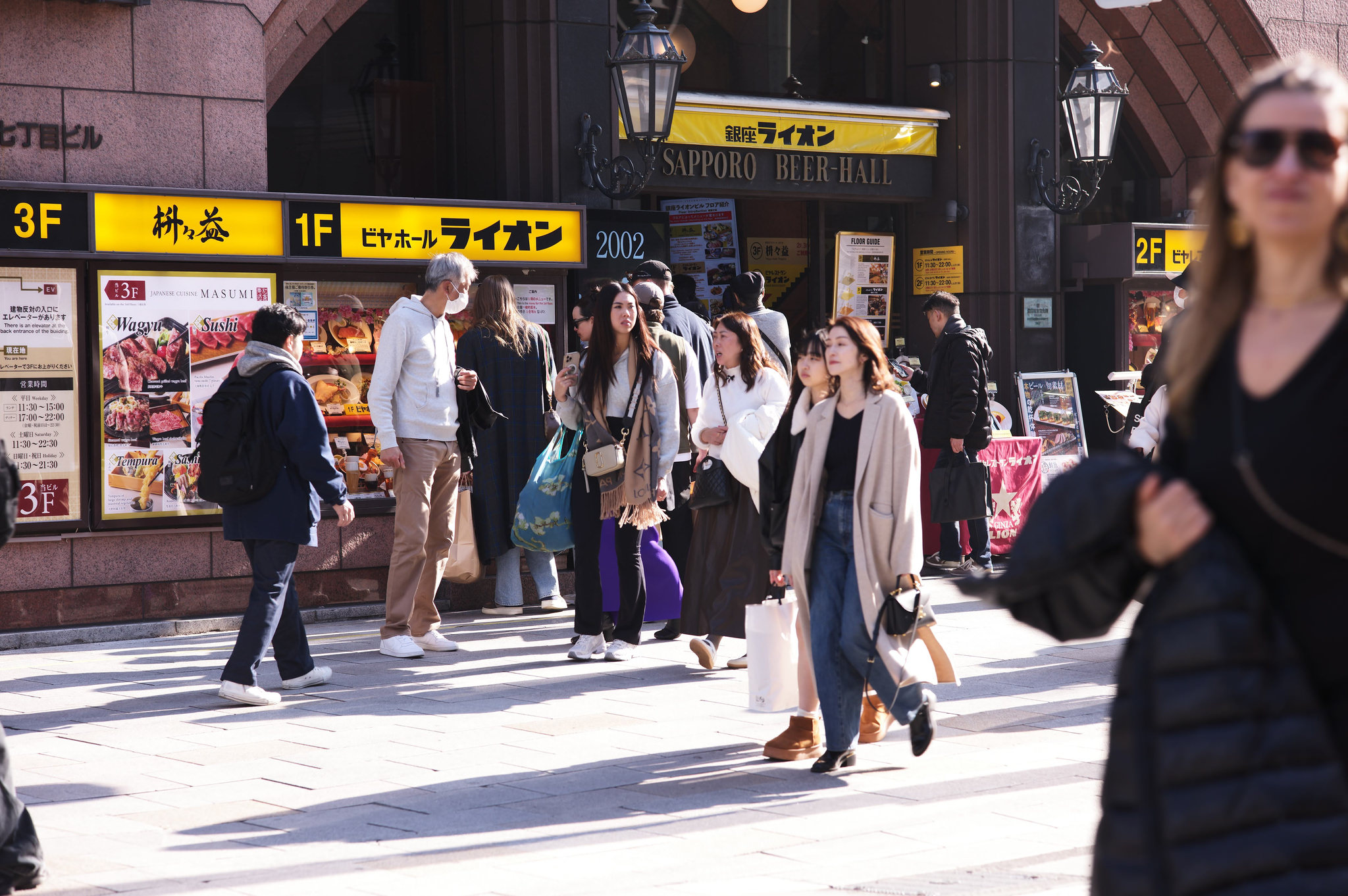 銀座路中央座椅與人潮