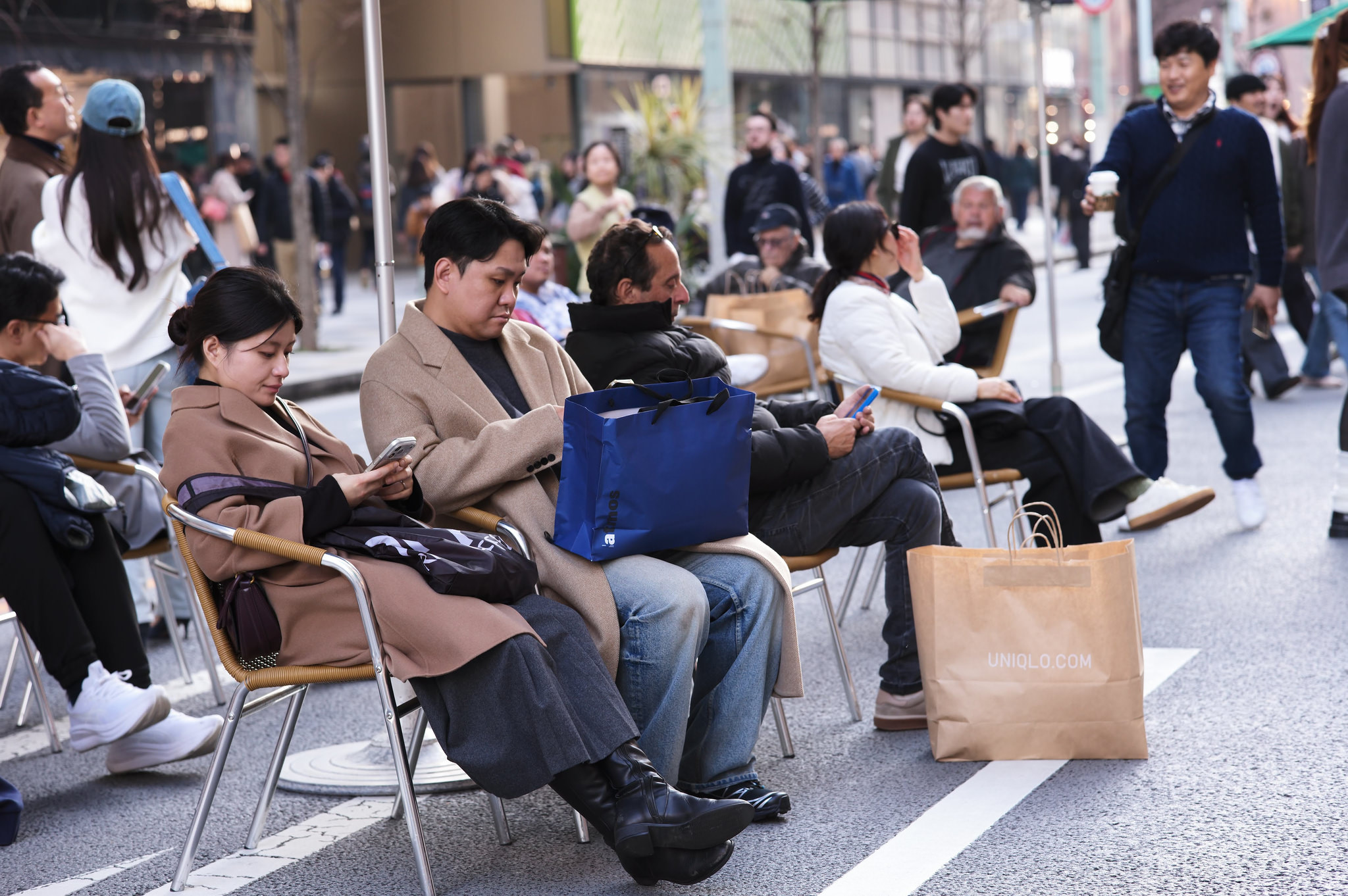 銀座路中央座椅與行人