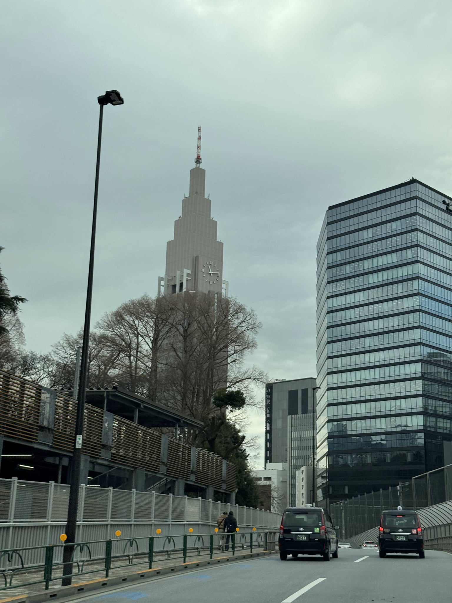 前往原宿路上的城市車窗街景