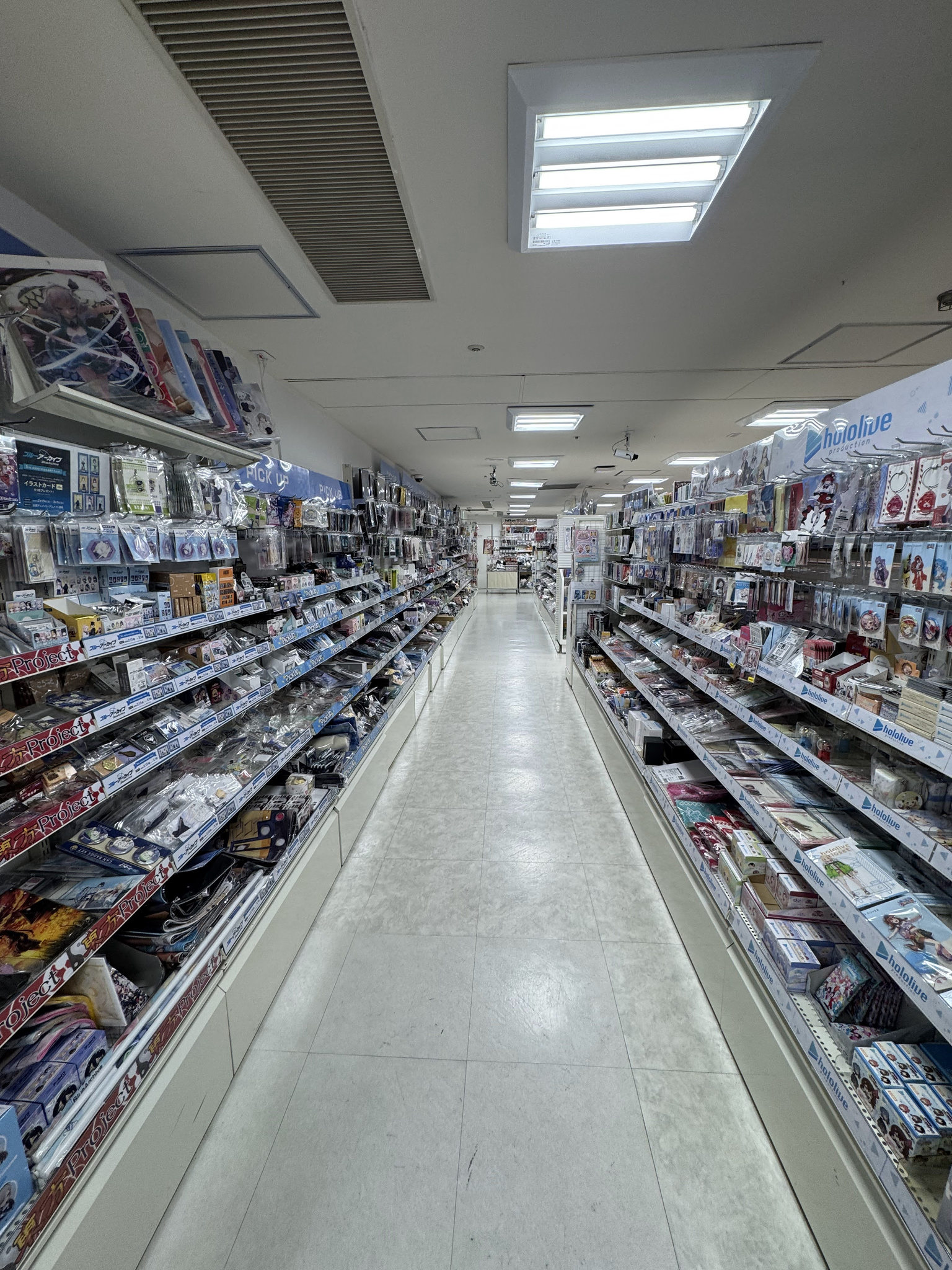 新宿店內的動漫周邊貨架