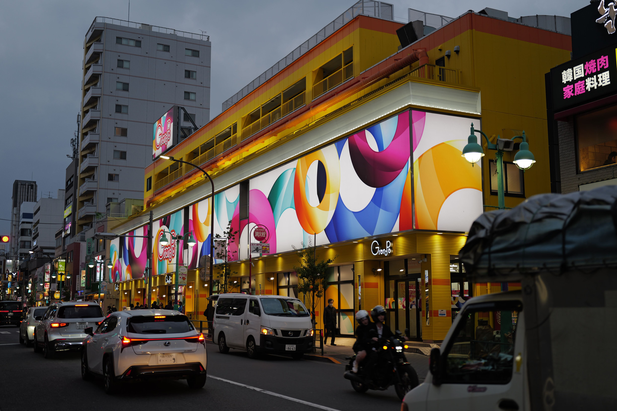 原宿新宿方向黃色店面與街景