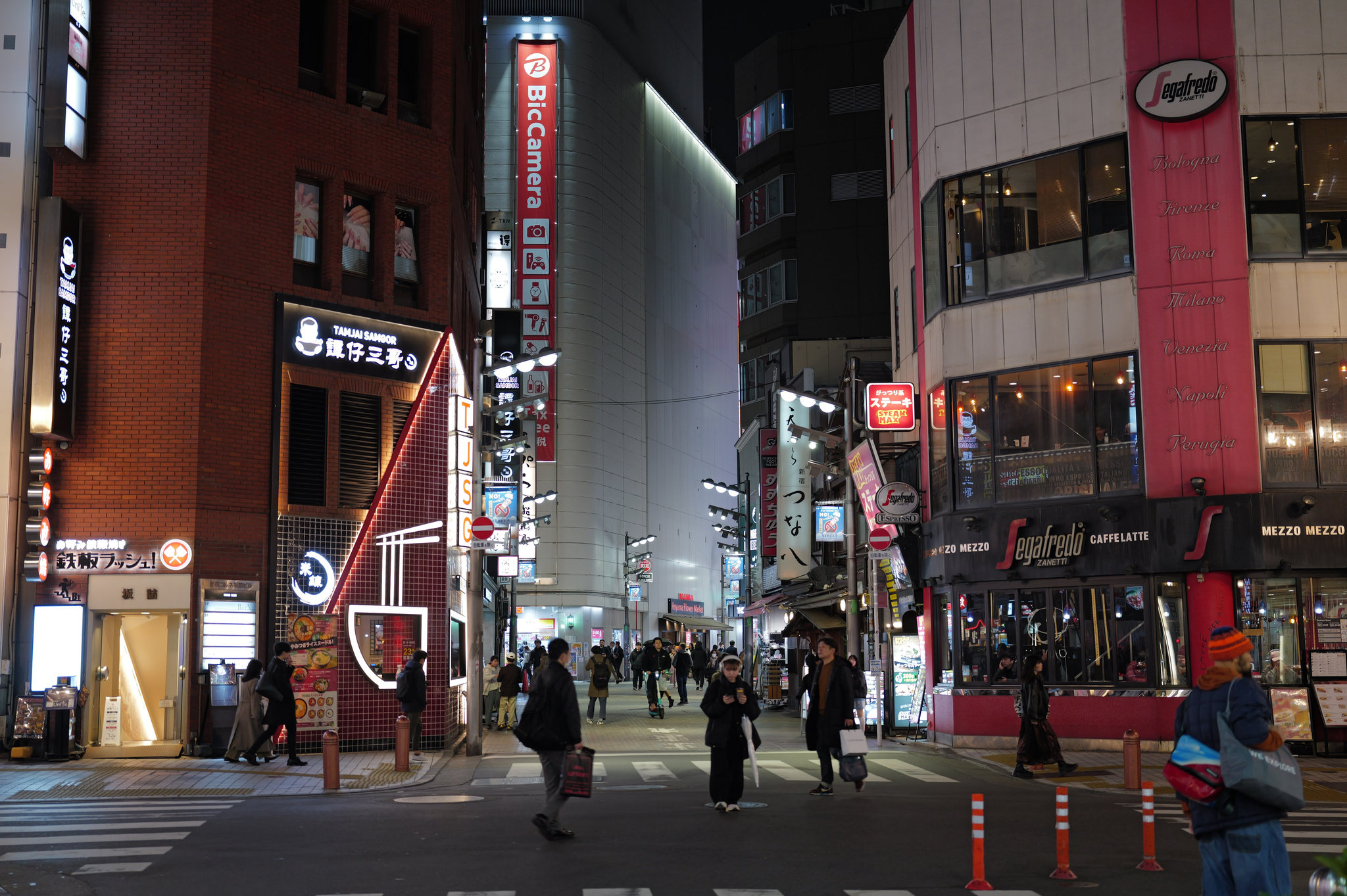 新宿夜晚街道