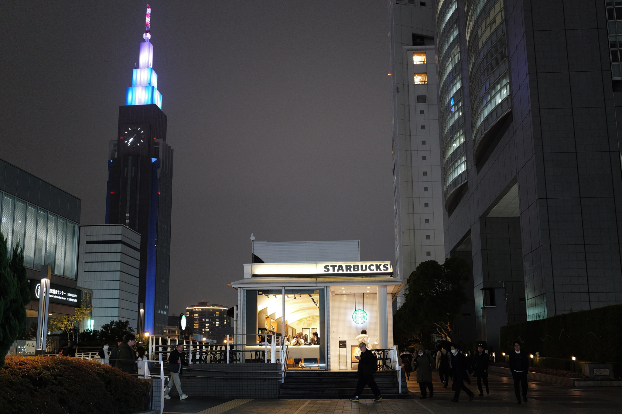 新宿夜晚遠看 NTT Docomo 塔