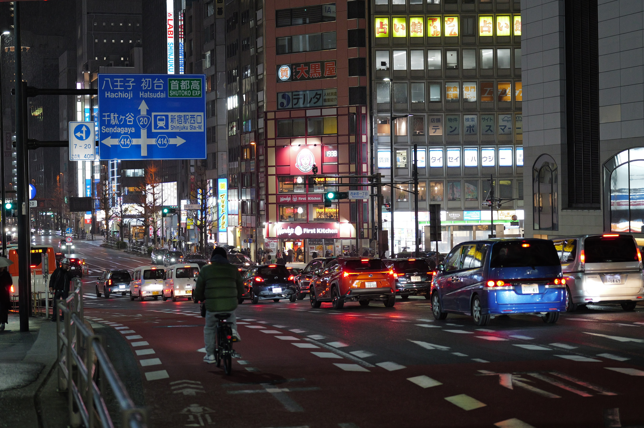 新宿夜晚車流