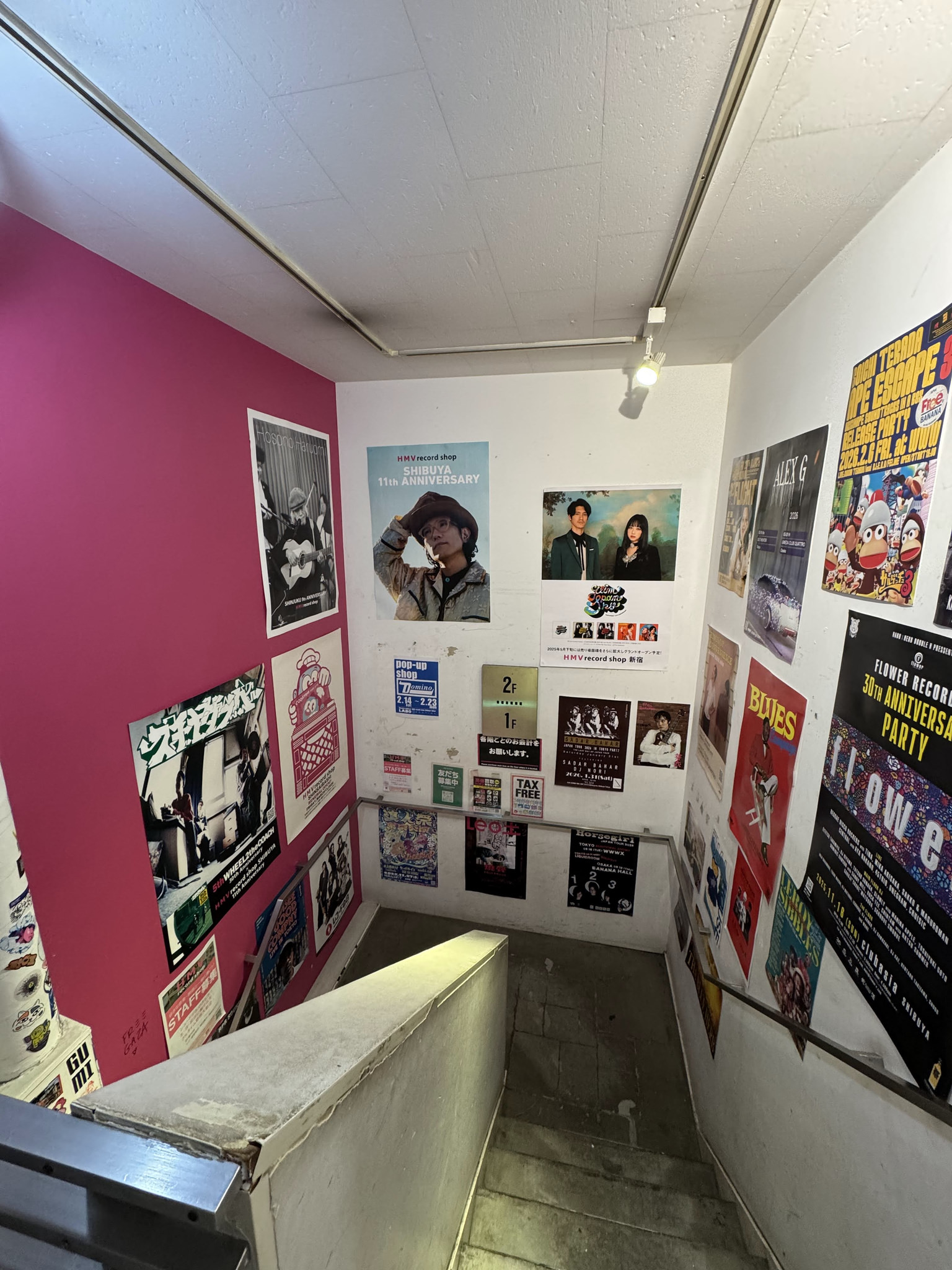HMV 樓梯與海報牆
