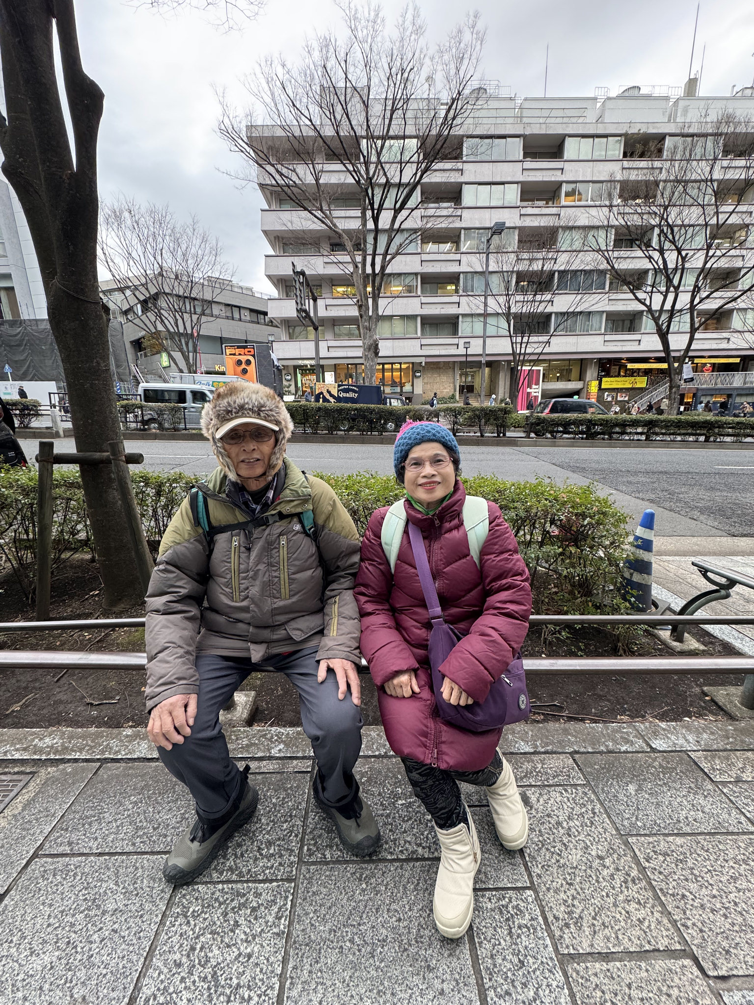 表參道原宿街邊座椅人物照