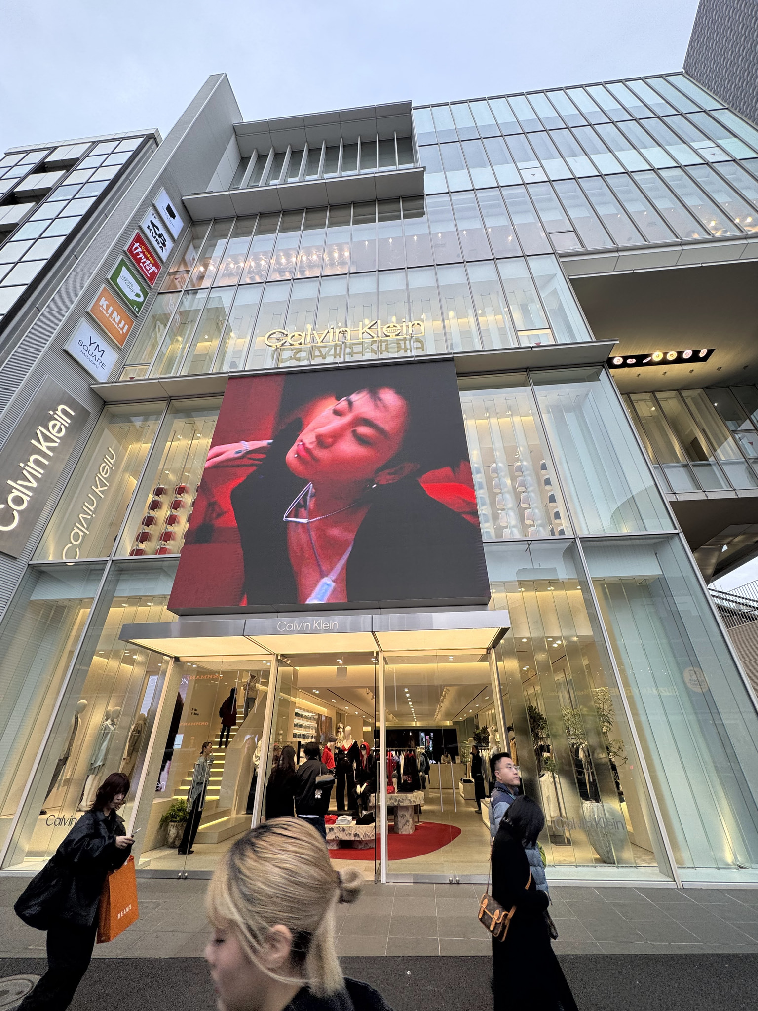 原宿品牌店面與大型廣告