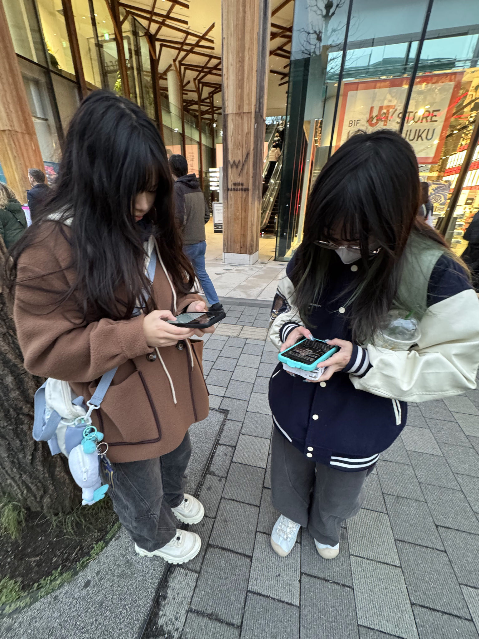 原宿回程街邊人物與購物袋