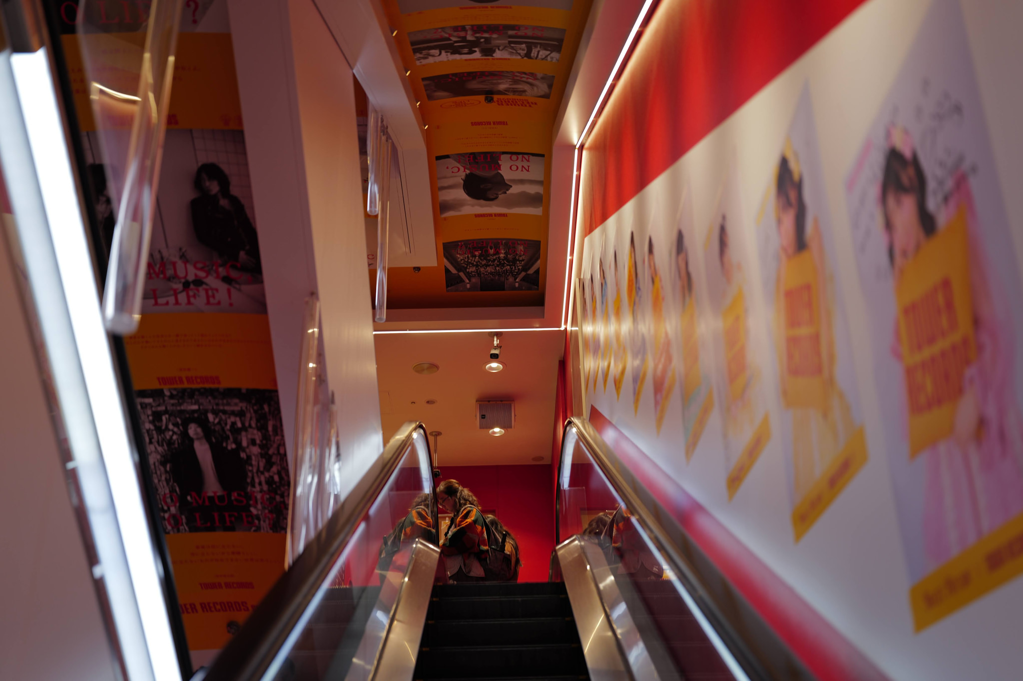 Tower Records 澀谷店內手扶梯與樓層視覺
