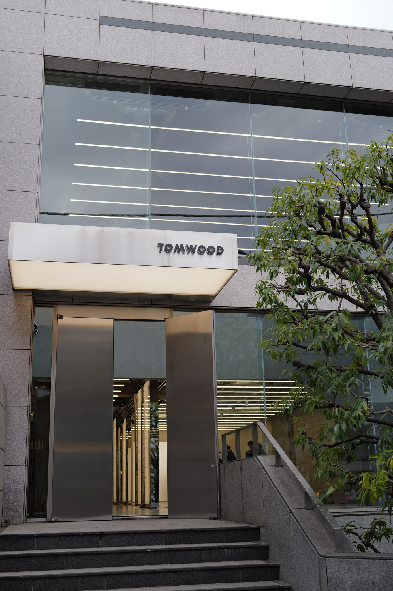 青山極簡品牌店面