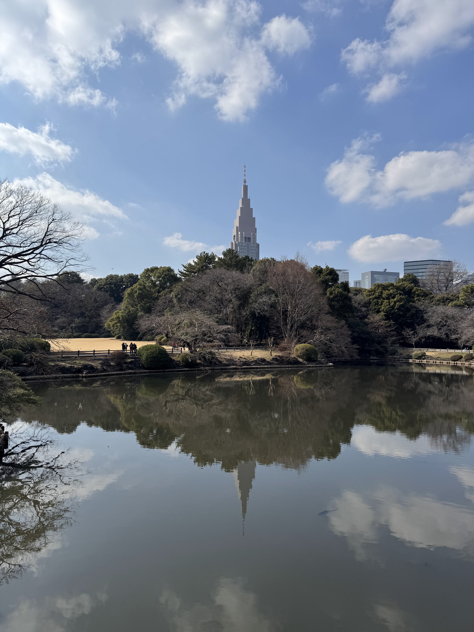 13:09 JST / 池畔庭園