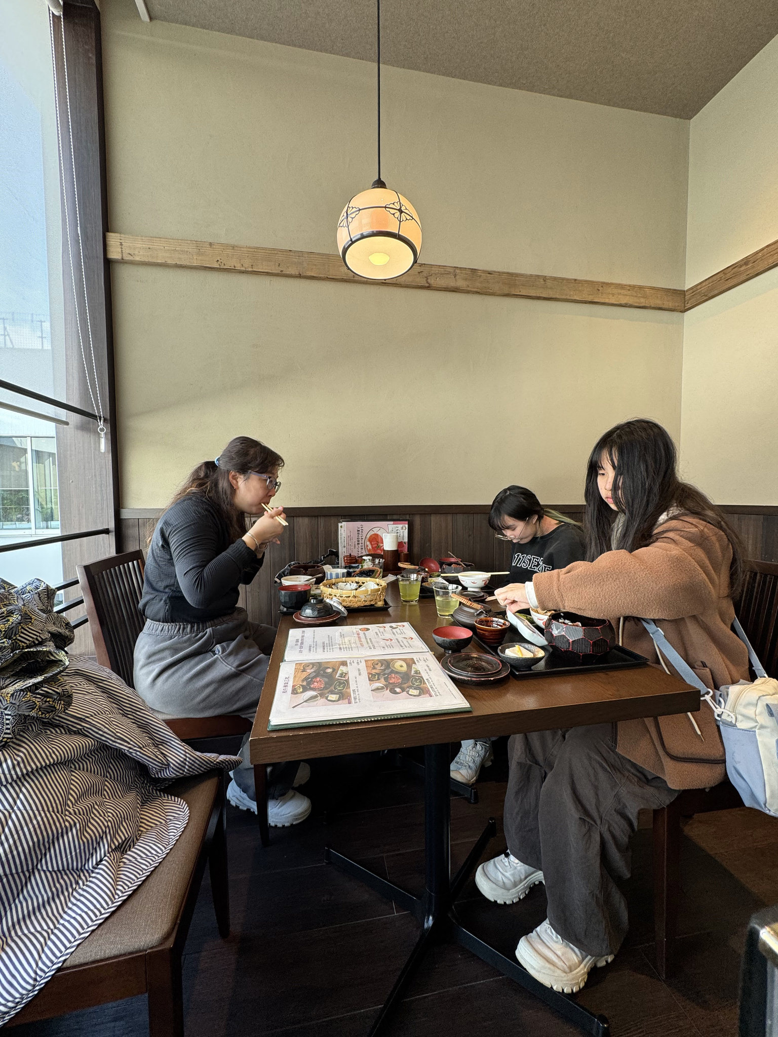 14:04 JST / 餐廳室內