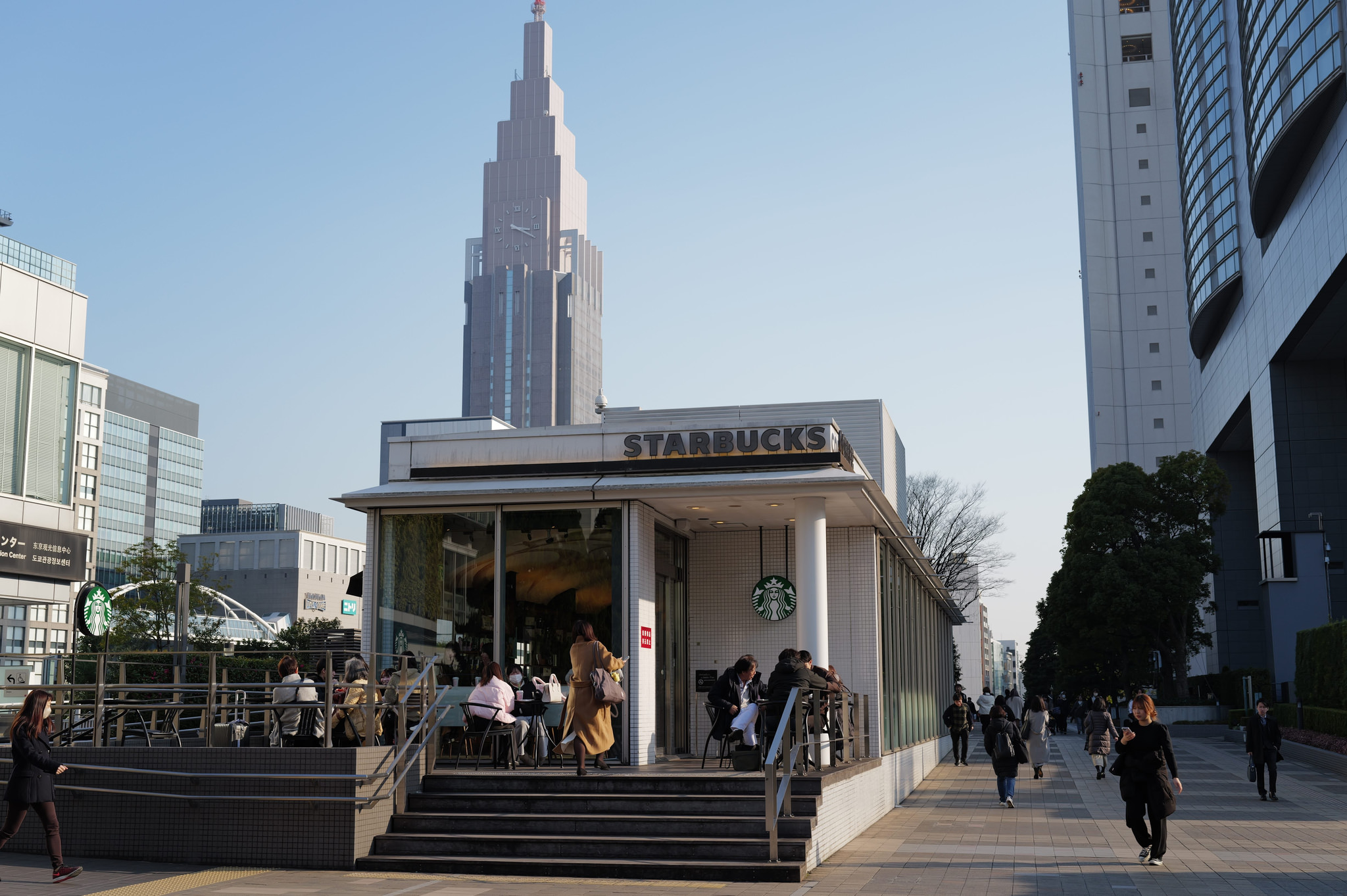 16:20 JST / 新宿站南口