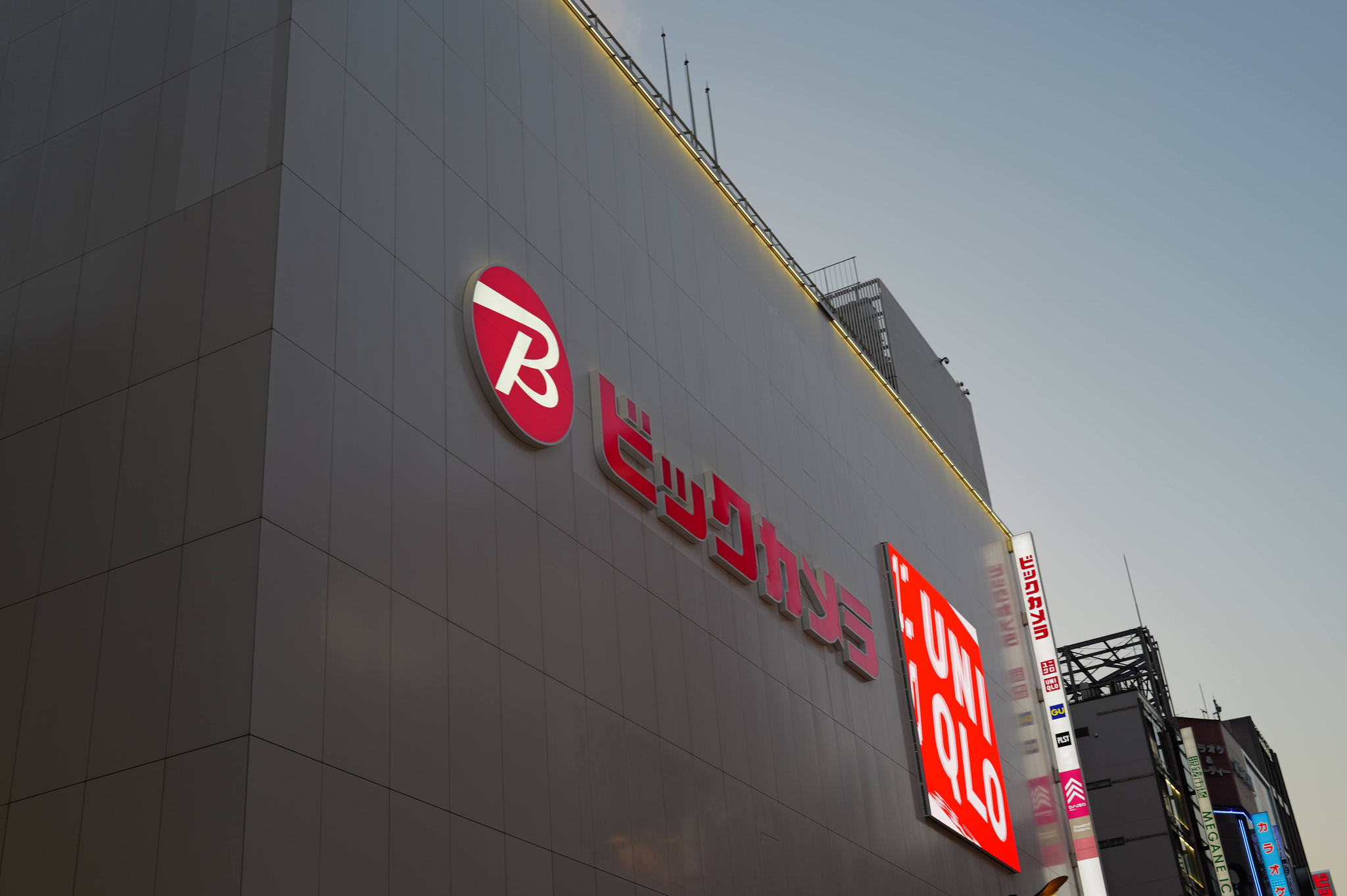18:23 JST / UNIQLO BicCamera