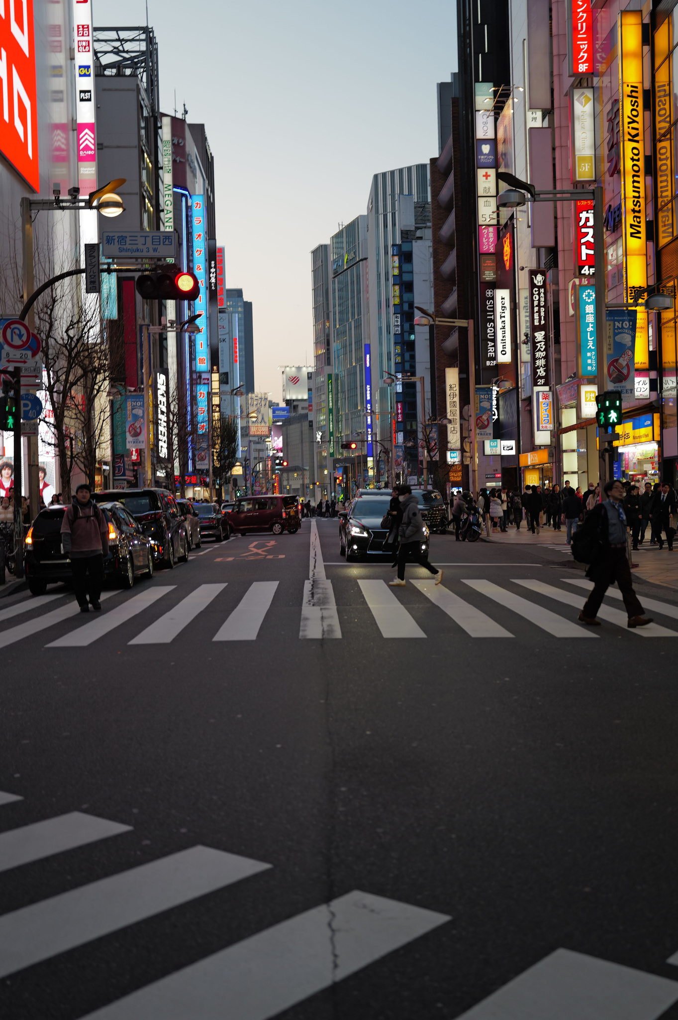 18:23 JST / 新宿街景