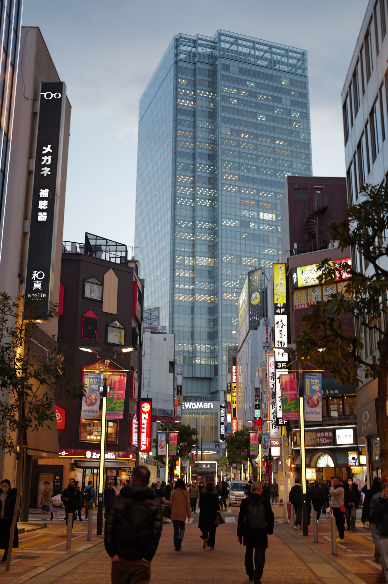 18:25 JST / 新宿人潮
