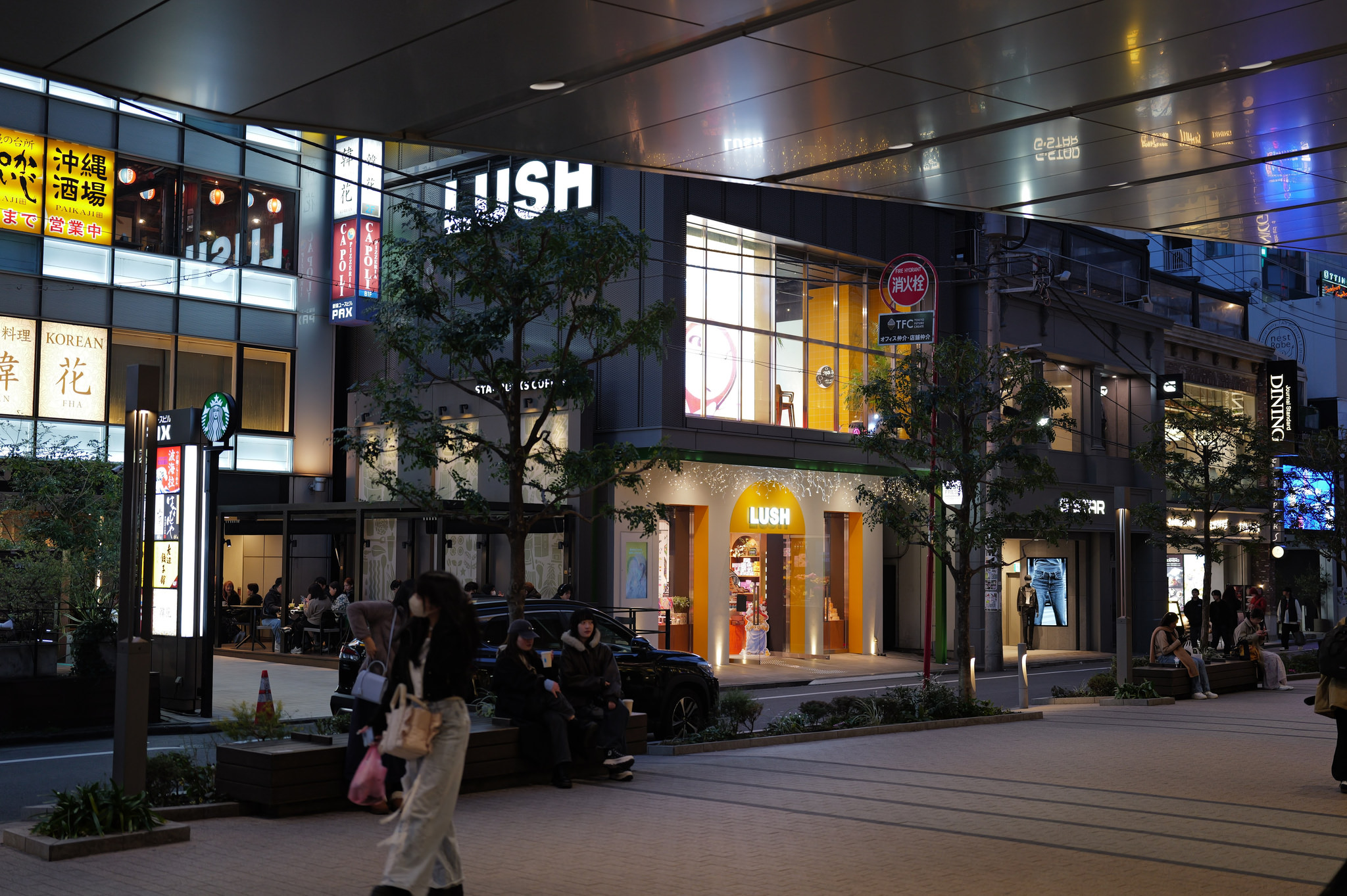18:30 JST / LUSH 街景