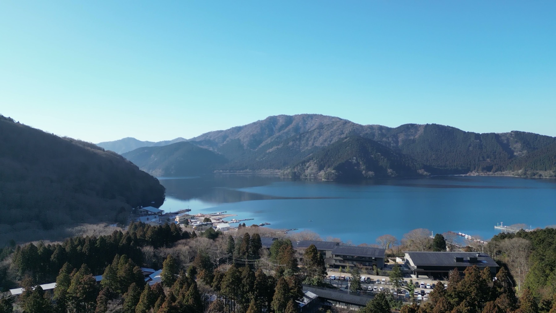湖畔白天畫面